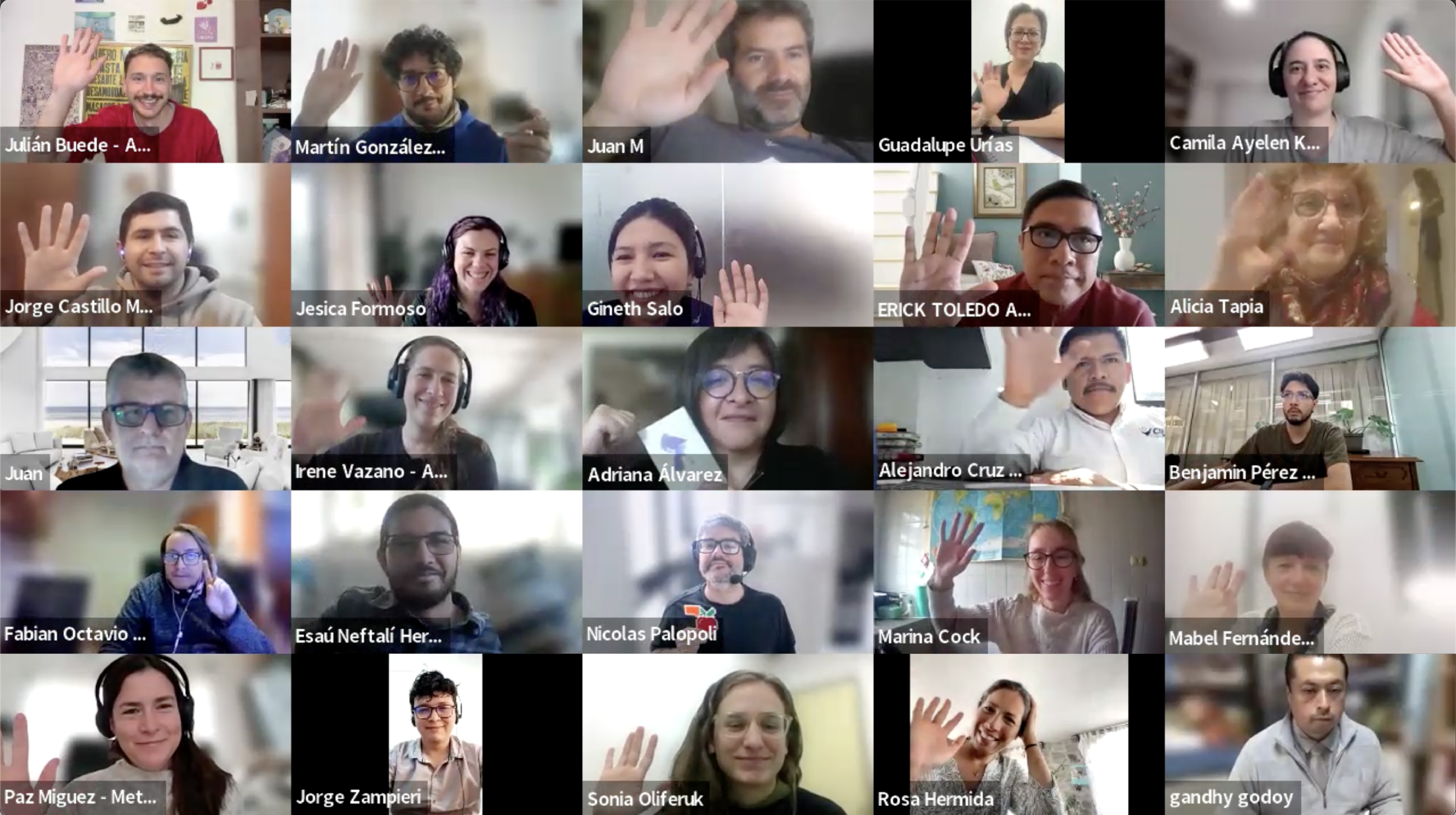 25 participantes de la primera edición del curso saludando a cámara.