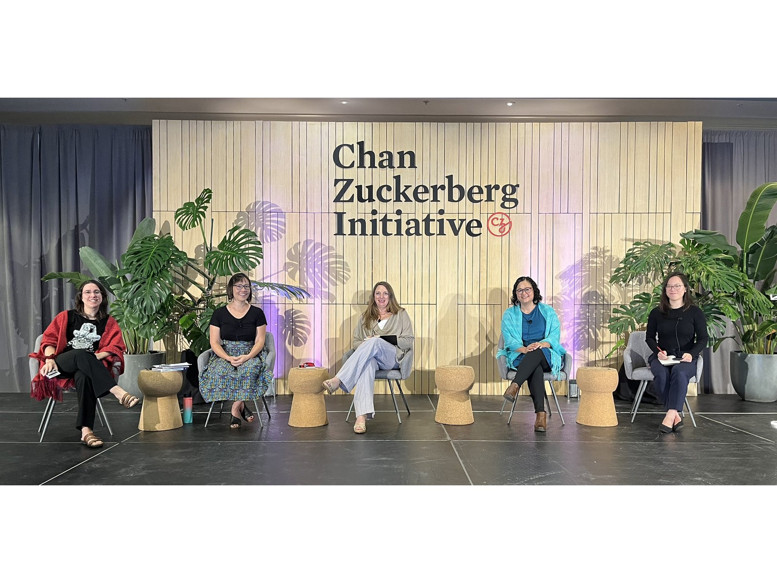 Descripción de la imagen de la Reunión Anual de Ciencia Abierta 2022 de la Chan Zuckerberg Initiative.