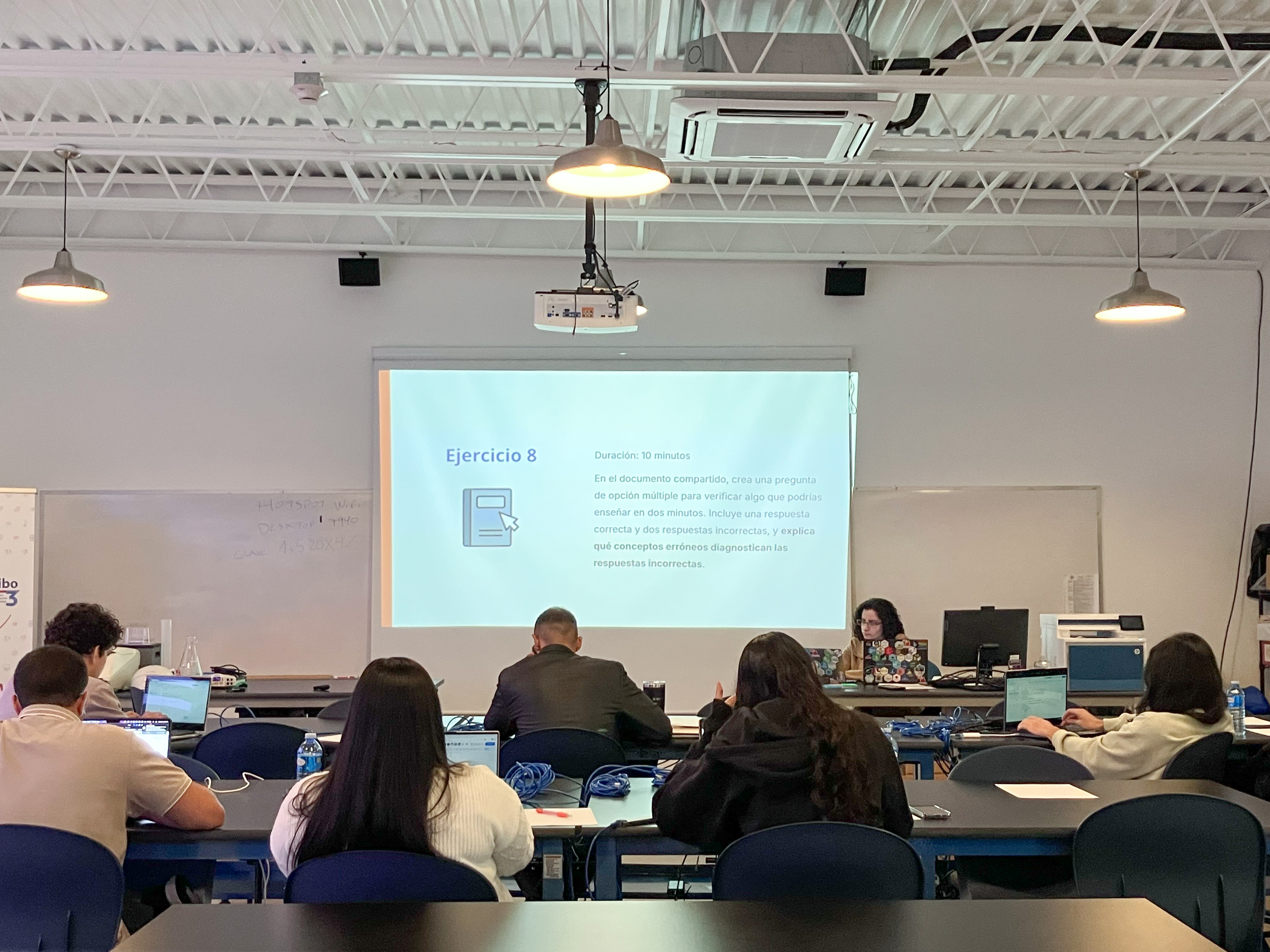 Foto del aula en Arecibo durante la clase Formación para Enseñar.