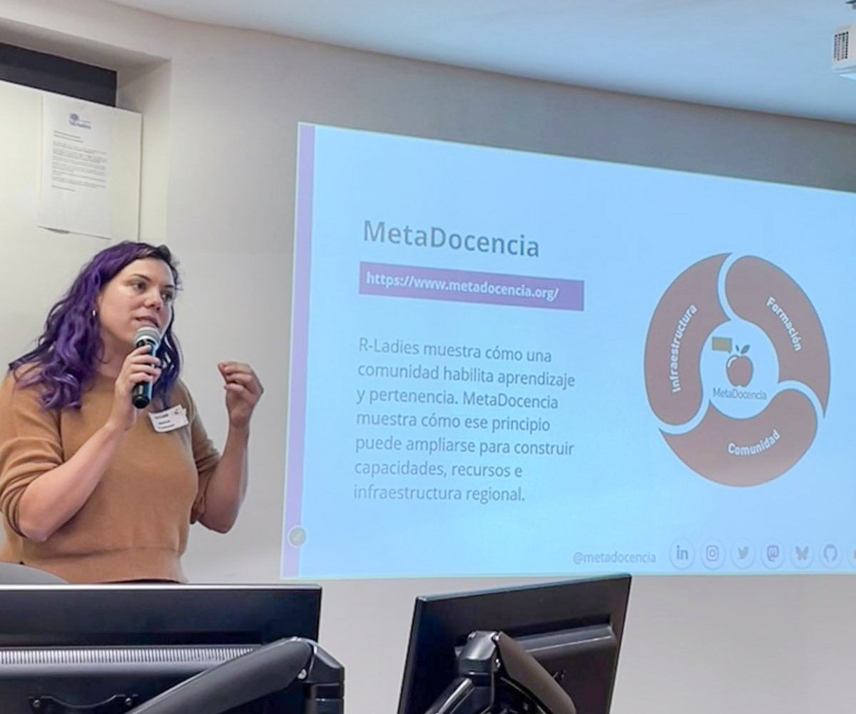 Foto del Jesica junto a la presentación.